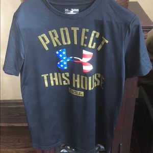 Under Armour black shirt-sleeved heat gear shirt